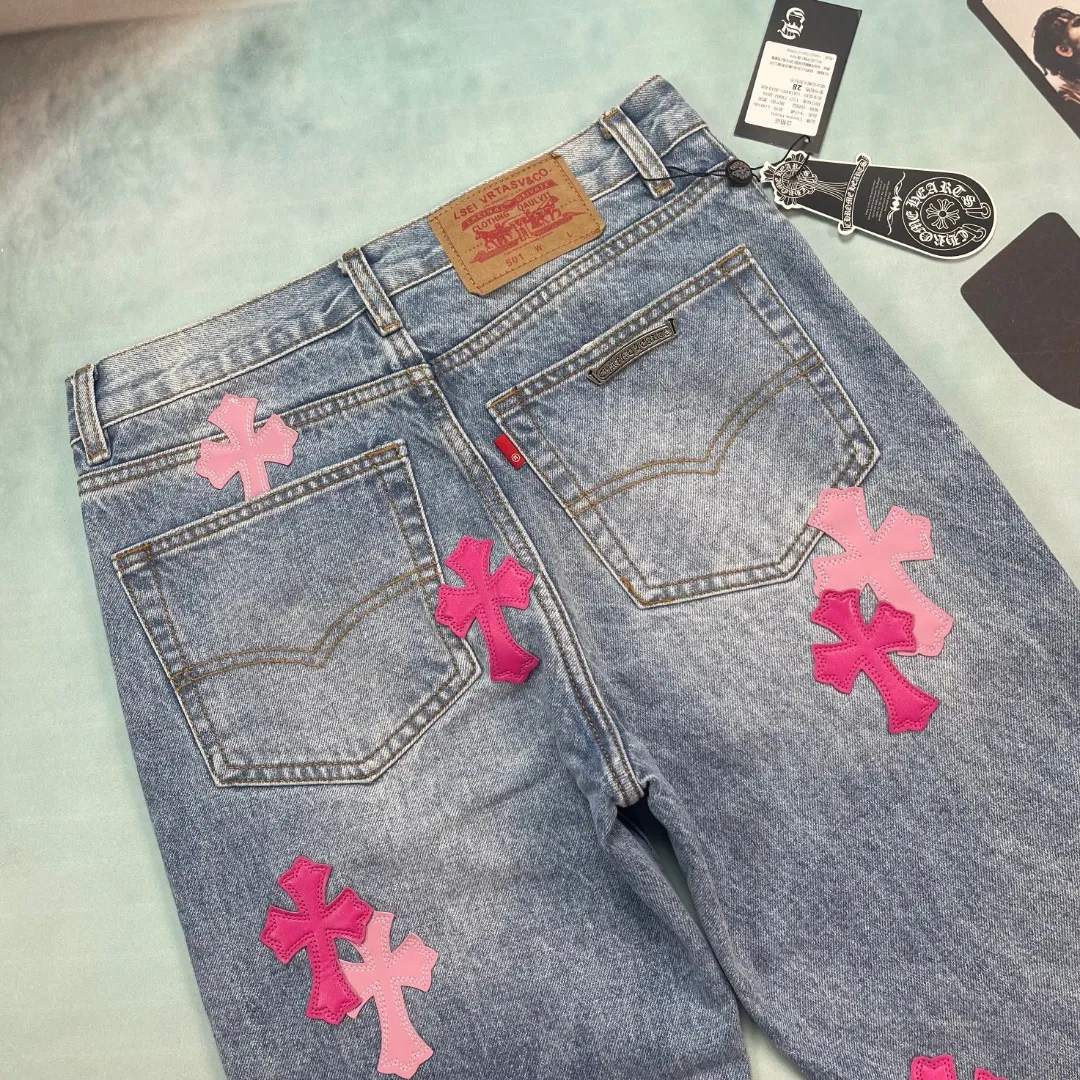 🅿️290 🔘Style No.-KL176 🔘Cro Heart𝐂𝐡𝐫𝐨𝐦𝐞 𝐇𝐞𝐚𝐫𝐭 Cross Pink Leather Distressed Retro Jeans* The quality is great and the price/performance ratio is amazing! There are styles with different washed textures. No matter you have thick or thin legs, the straight version can make your legs look great. The length is just right, very versatile and looks good with anything. It is a basic style for creating various styles. It must be added to the wardrobe must-have list! The fabric is stiff yet soft, full of texture. The ribs on the sides and cuffs of some pants are washed, giving them a vintage feel. The Kejia metal leather label above is super delicate. It doesn't just stick a cross on it and it's done. The turning lines are clear and smooth, and the craftsmanship is top-notch. Hardware such as buttons and zippers are all bearing the Kejia LOGO, and the high-cost washing process highlights the quality. The matching suggestions are as follows: Simple Clean Fit style: Pair with a white simple short-sleeved T-shirt, slightly tucked into the pants to create a natural sense of stacking, and then put on a pair of white moral training shoes, clean and neat, easy to achieve the Clean Fit style. Retro casual style: You can wear a loose light-colored plaid shirt on the upper body, tied casually around the waist, with a white vest underneath, a pair of brown retro sneakers, and a pair of black-framed sunglasses, which is full of retro casual style. Trendy street style: Wear a loose colorful hooded sweatshirt, match it with a pair of colorful sneakers, such as Adidas' Yeezy series, and carry a personalized graffiti backpack to achieve a full sense of street fashion.  Size: S M L XL (28.30.32.34) Color: Blue